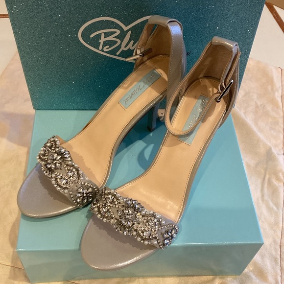 ❤️- NIB! New Listing! BETSY JOHNSON Juno Strappy Sanadal Silver 8.5 - Picture 3 of 16